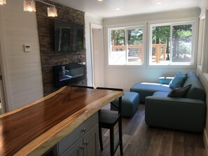 Luksus-småhus, 2 soverom, spabadekar, elveutsikt | Oppholdsområde | LED-TV