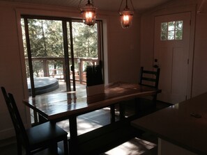 Cottage Cao cấp, 4 phòng ngủ, bồn tắm nước nóng, quang cảnh hồ | Khu vực ăn uống tại phòng