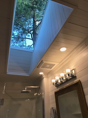 Cottage Cao cấp, 2 phòng ngủ, bồn tắm nước nóng, quang cảnh sông | Phòng tắm | Buồng tắm vòi sen, vòi sen phun mưa, máy sấy tóc, áo choàng tắm