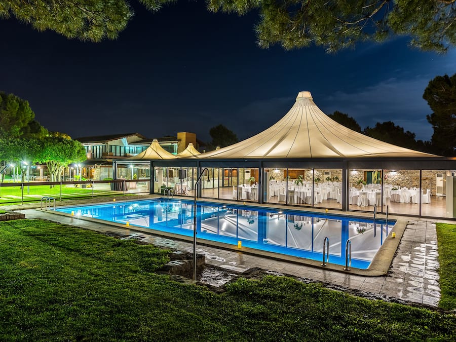 Una piscina al aire libre