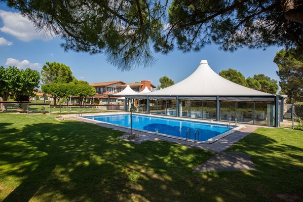 Una piscina al aire libre