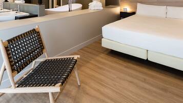 Kamer (Domotic / Suite) | Luxe beddengoed, een kluis op de kamer, individueel gedecoreerd