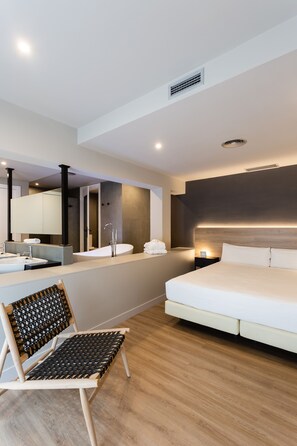 Rom (Domotic / Suite) | Sengetøy av topp kvalitet, safe på rommet og individuelt dekorert