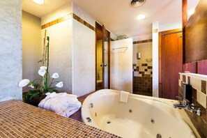 Luxe beddengoed, een kluis op de kamer, individueel gedecoreerd