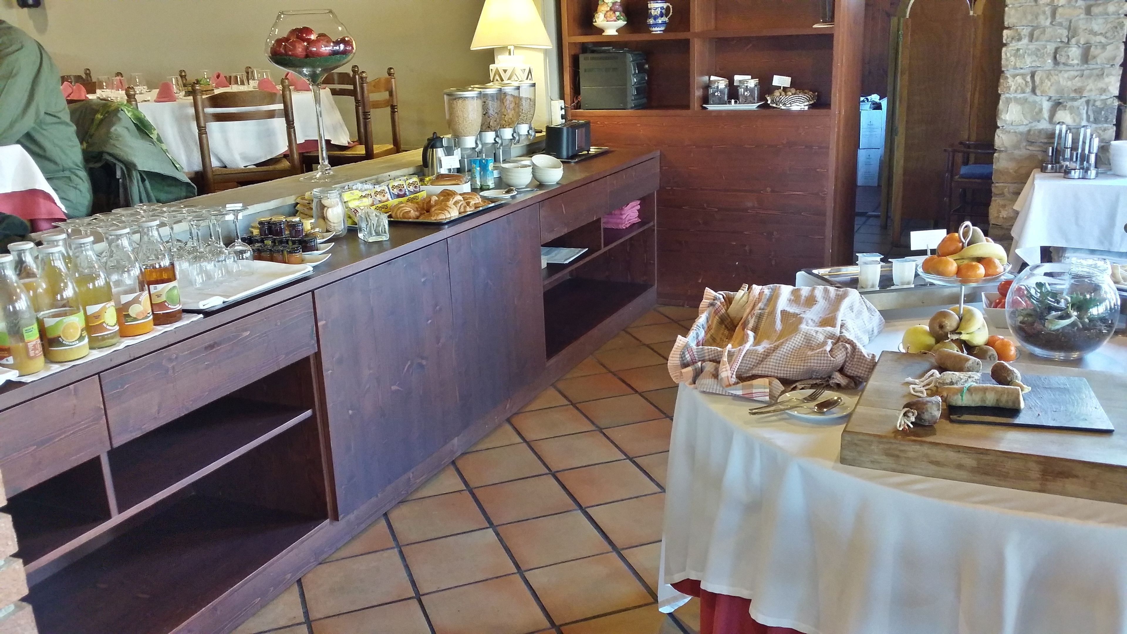 Montaje de un bufé de desayuno con diversos alimentos y salsas.