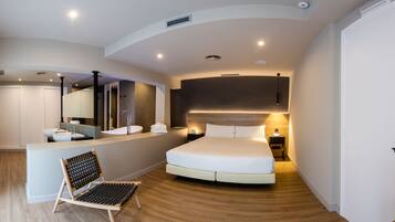 Hochwertige Bettwaren, Zimmersafe, individuell dekoriert, Schreibtisch