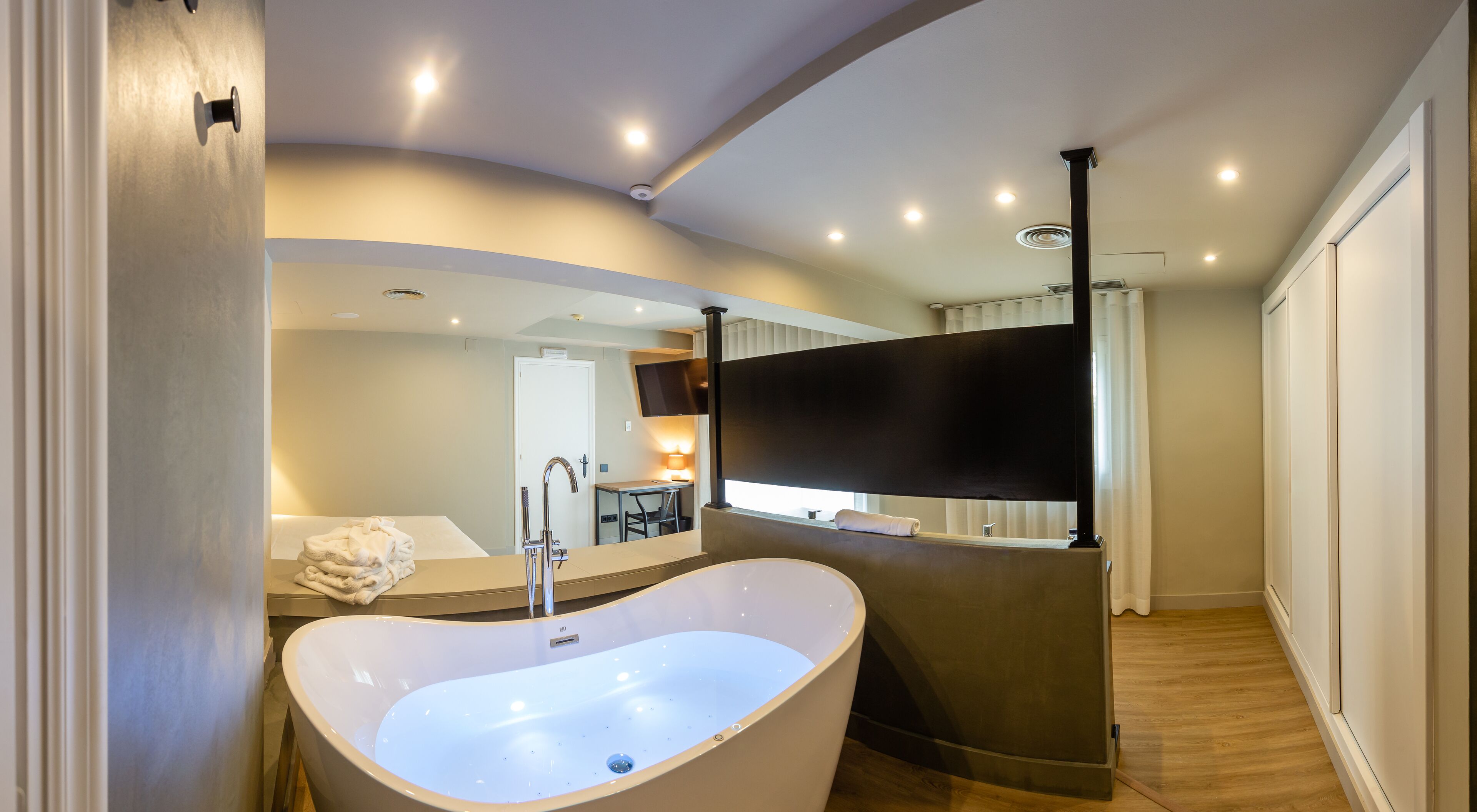 Tina, regadera tipo lluvia, amenidades de baño gratuitas 