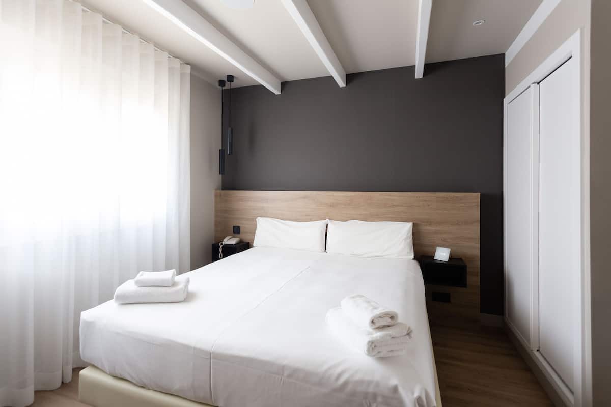 Ropa de cama de alta calidad y caja de seguridad en la habitación