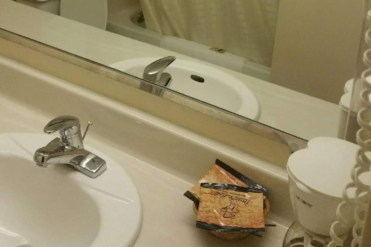 Bathtub, free toiletries, hair dryer, towels