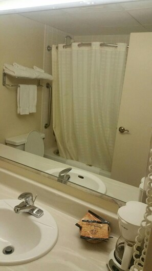 Bathtub, free toiletries, hair dryer, towels - Bent Fort Inn (Las Animas)