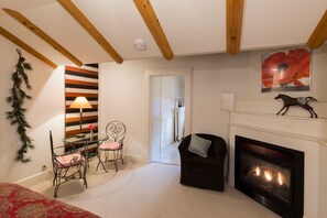 Luxury Double Room, 1 Queen Bed, Fireplace, Garden View (Laredo) | Living area