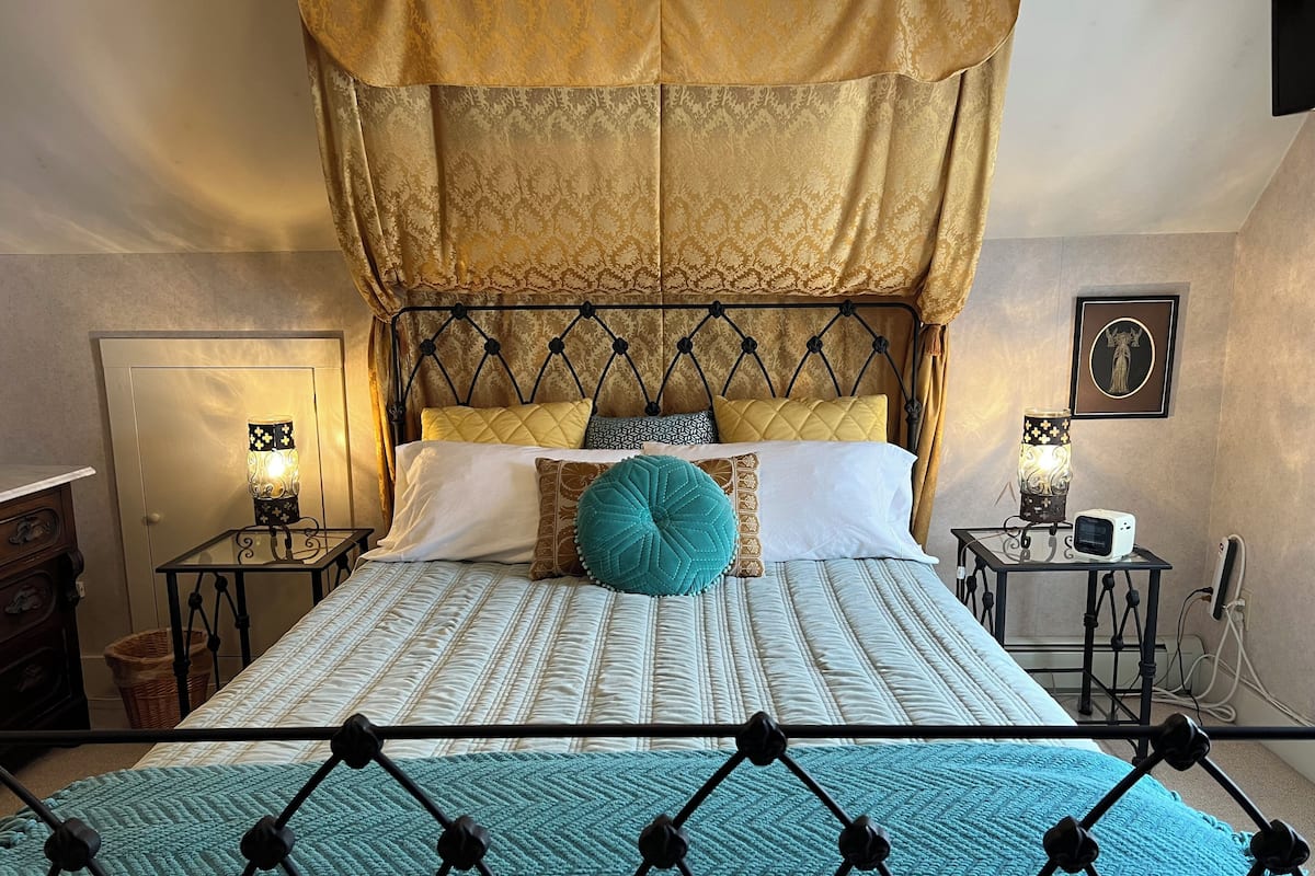 Luxury Double Room, 1 Queen Bed, Jetted Tub, Garden View (Vienna Balconies) | Premium bedding, individually decorated, individually furnished, desk
