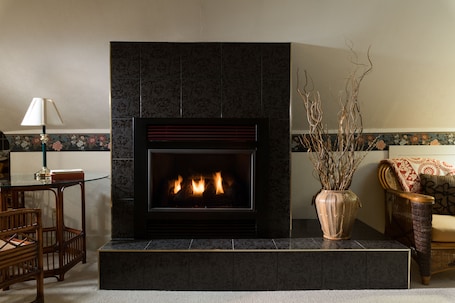 Suite, Multiple Beds, Jetted Tub (Hong Kong Retreat) | Fireplace