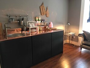 Apartemen (Bed of Roses 2) | Dapur pribadi | Lemari es besar, microwave, kompor, dan ketel listrik