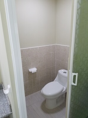 Deluxe Room, 1 King Bed | Bathroom