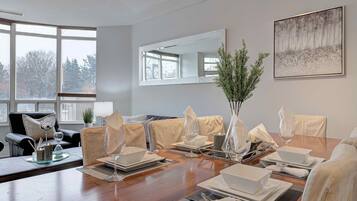 Suite, 1 Bedroom | In-room dining