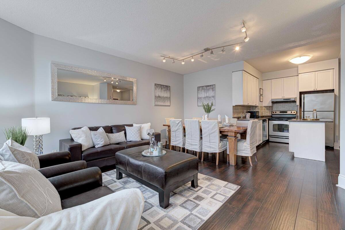 Suite, 1 Bedroom | Living area | Flat-screen TV, Netflix