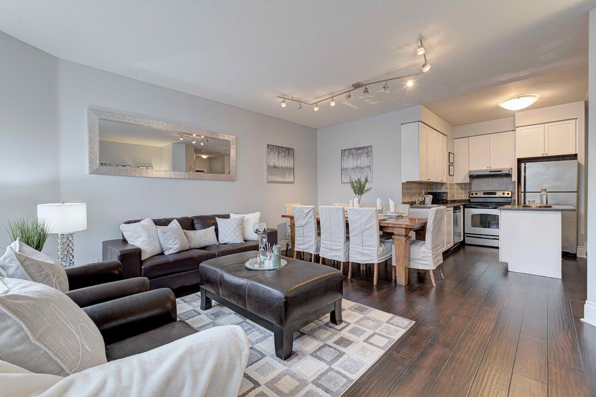 Suite, 1 Bedroom | Living area | Flat-screen TV, Netflix