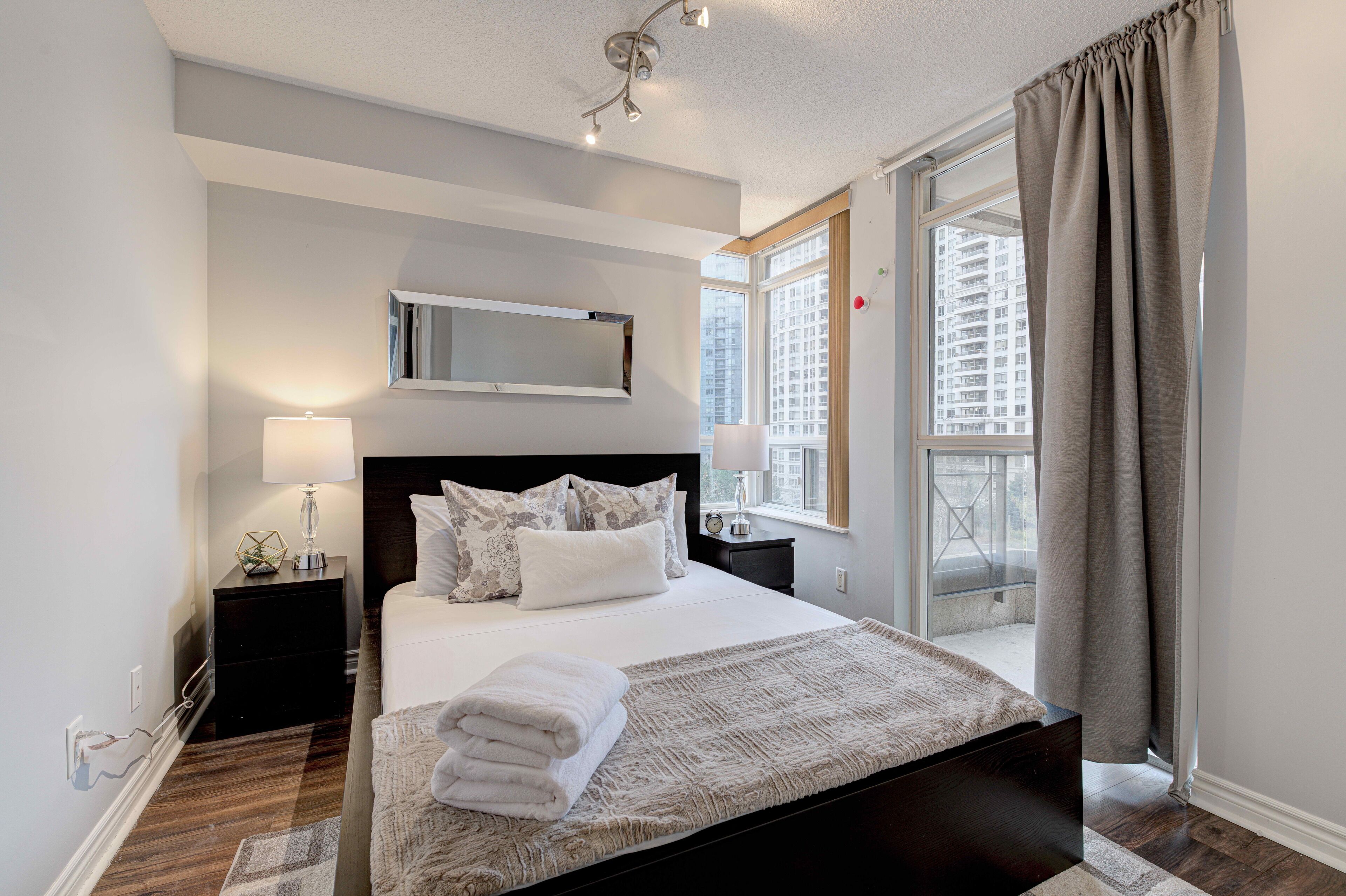 Suite, 3 Bedrooms | Individually decorated, individually furnished, desk, laptop workspace