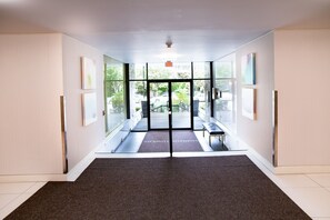 Interior entrance - Pelicanstay in Burnaby (Burnaby)