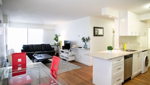 A modern apartment with a living room, dining area, and kitchen. - Pelicanstay in Burnaby (Burnaby)