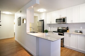 Suite, 2 Bedrooms | Private kitchen | Full-size fridge, microwave, oven, stovetop - Pelicanstay in Burnaby (Burnaby)