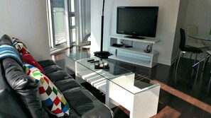 Suite, 2 chambres | Salle de séjour | Télévision à écran plat, Netflix