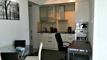 Suite - 2 soveværelser | Privat køkken | Køleskab, mikrobølgeovn, ovn, kogeplade