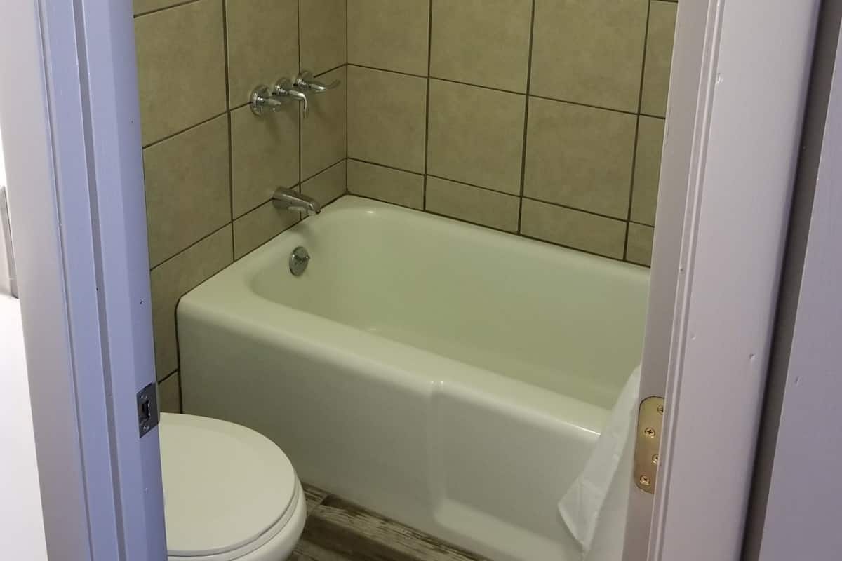 Combined shower/tub, free toiletries, towels