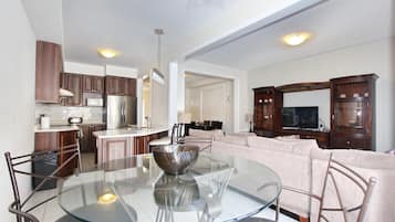 Family Apartment, 3 Bedrooms | In-room dining