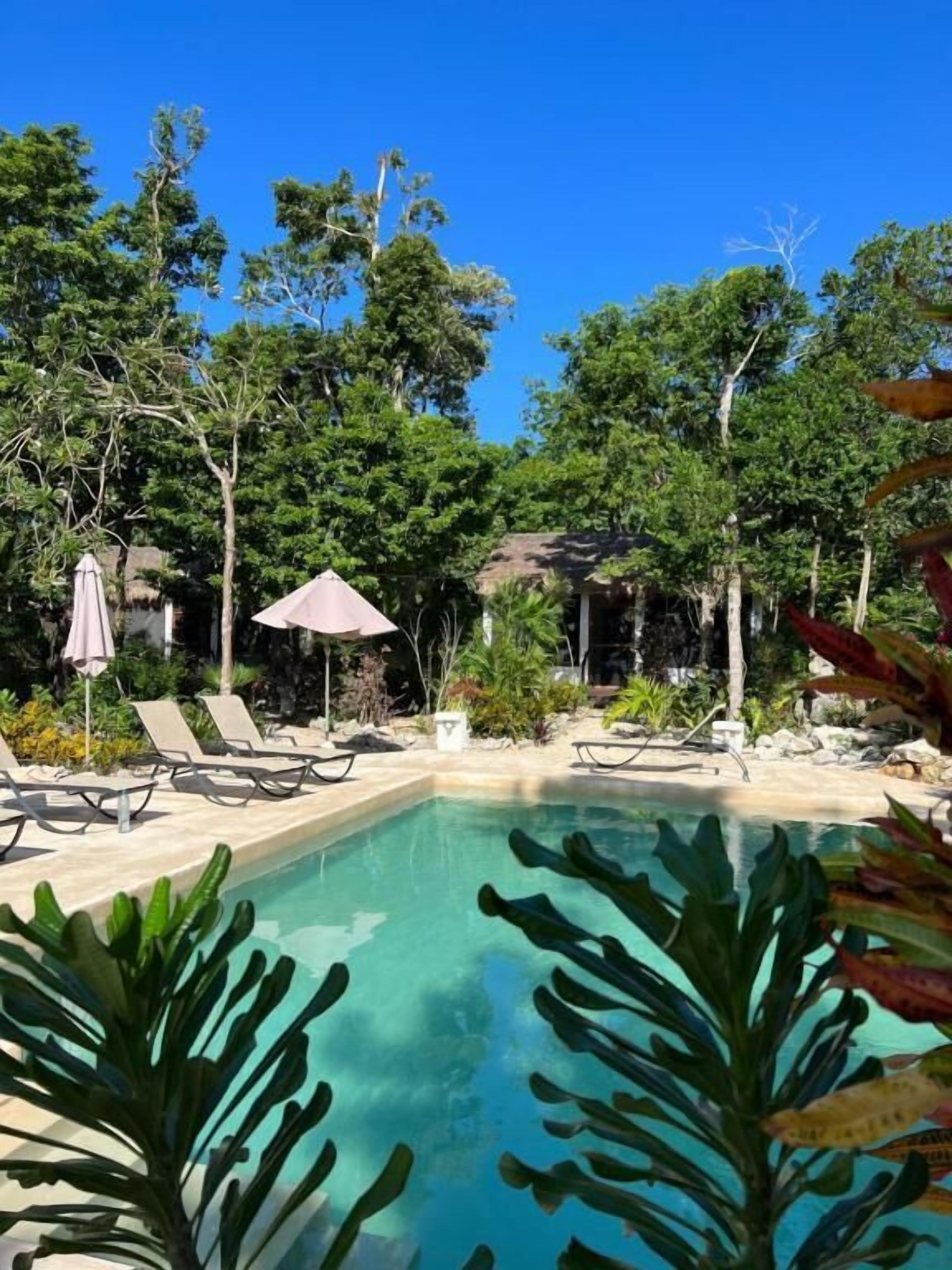 Utendørsbasseng, bassengparasoller og solsenger