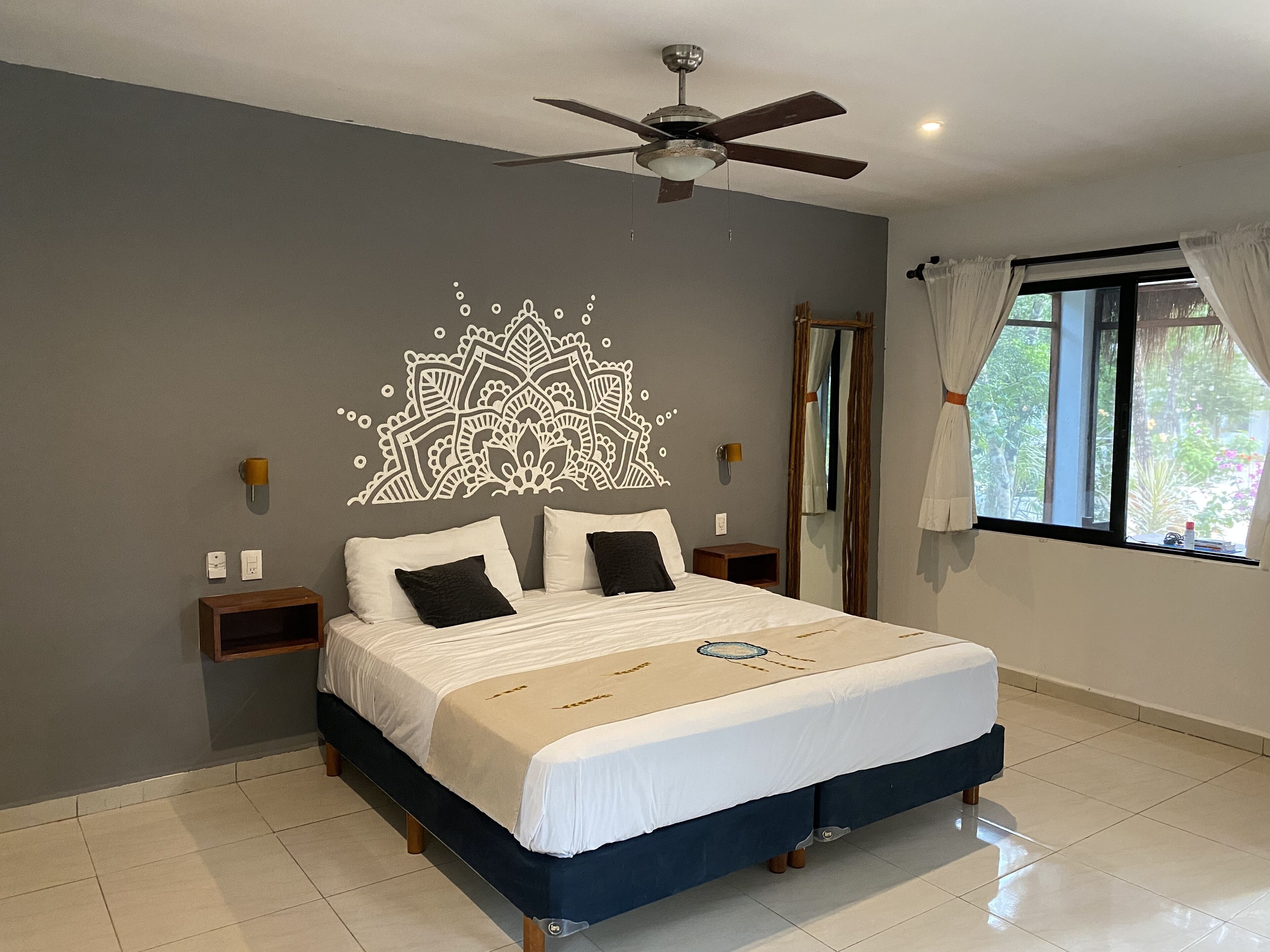 Een minibar, een bureau, een laptopwerkplek, gratis wifi