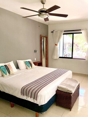 Minibar, escritorio, espacio para trabajar con laptop y wifi gratis 