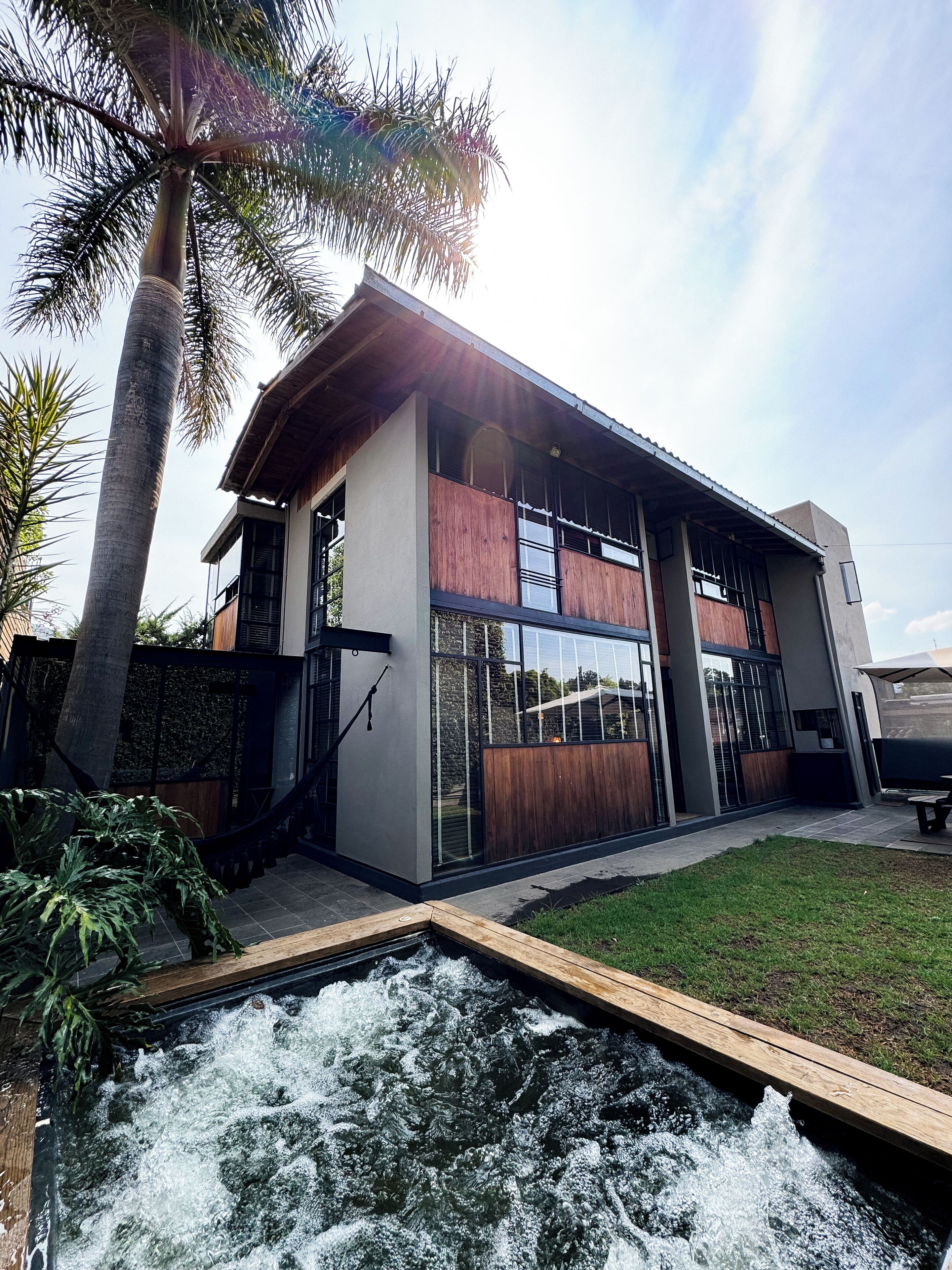 Vista frontal de la propiedad