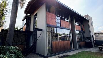 Vista frontal de la propiedad