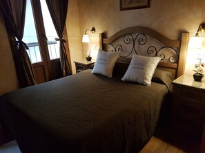 Double Room, Balcony | Blackout drapes, soundproofing, free cribs/infant beds, free WiFi - Hostal Segovia (Segovia)