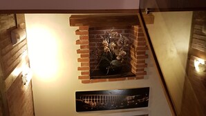 Eine Treppe mit einer Ziegelwand und einem Holnlauf.