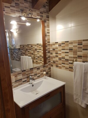 Suite | Bathroom sink - Hostal Segovia (Segovia)