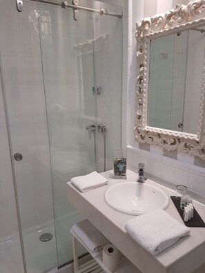 Habitación doble, balcón | Ducha del cuarto de baño