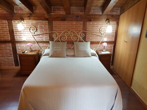 Suite | Blackout drapes, soundproofing, free cribs/infant beds, free WiFi - Hostal Segovia (Segovia)