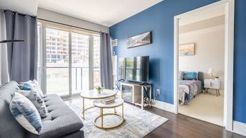 Apartamento luxo | Área de estar | TV de tela plana 43 polegadas com canais a cabo, TV, Netflix