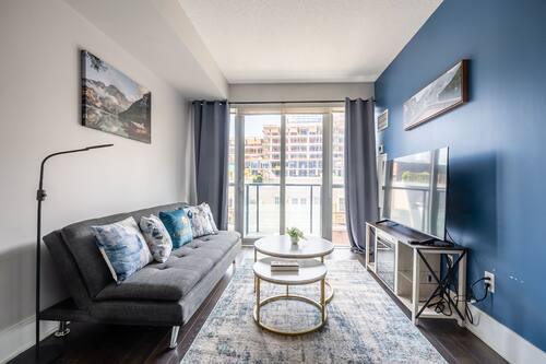 Appartement Deluxe | Coin séjour | Télévision à écran plat de 43 pouces avec chaßnes par cùble, télévision