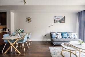 Apartamento luxo | Área de estar | TV de tela plana 43 polegadas com canais digitais, TV, Netflix