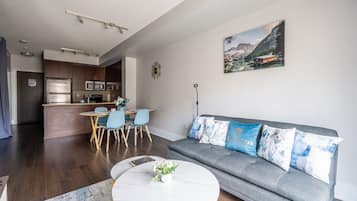 Deluxe Apartment | Living area | 43-inch flat-screen TV with cable channels, TV, Netflix