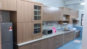 House, 5 Bedrooms | Private kitchen