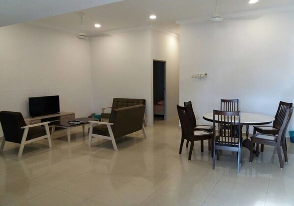 House, 5 Bedrooms | Living room - Alan Homestay 2 (Ipoh)