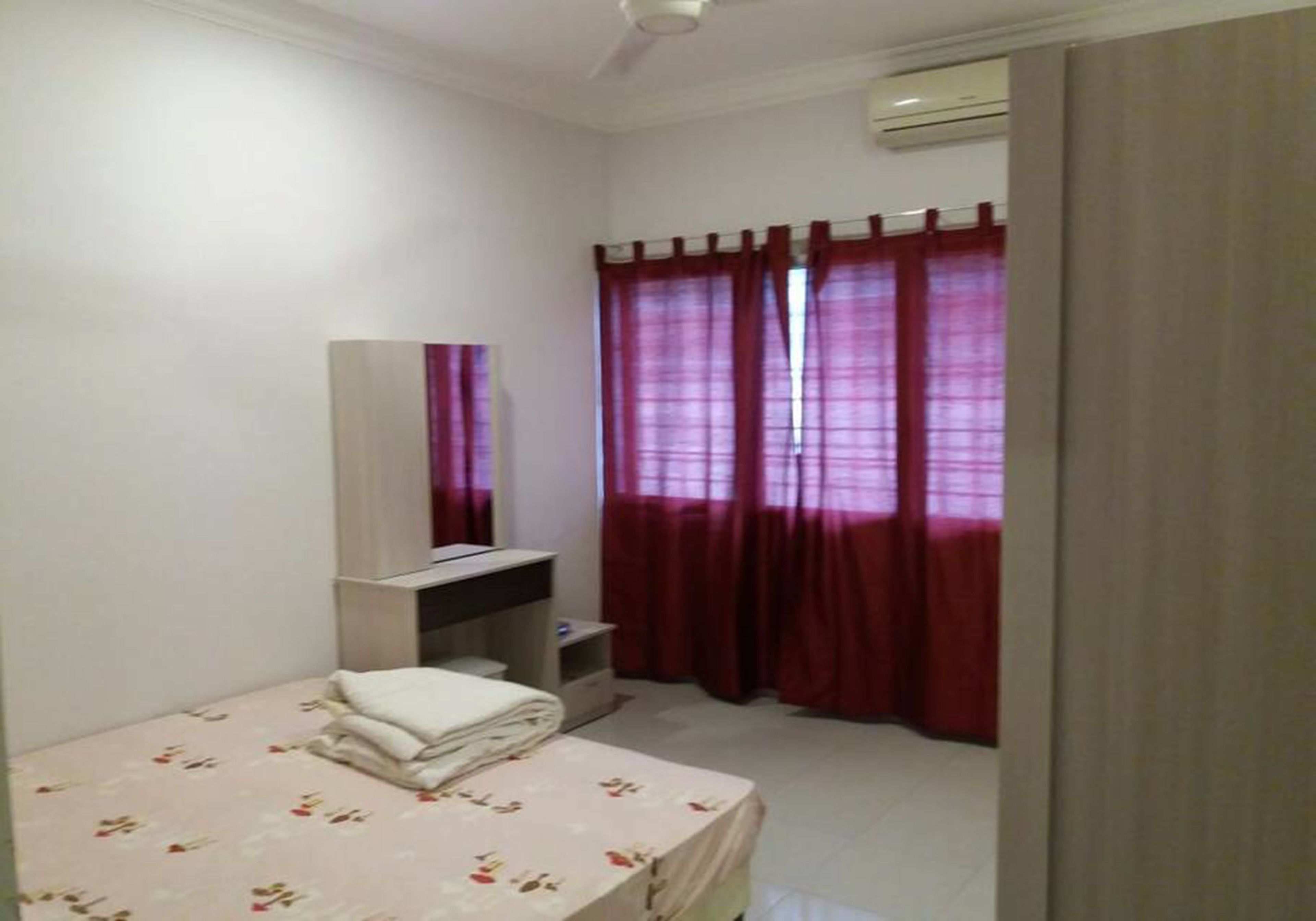 5 bedrooms, desk, iron/ironing board, free WiFi