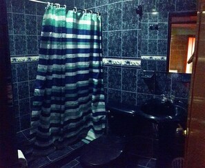 Ducha, artículos de higiene personal gratuitos y toallas