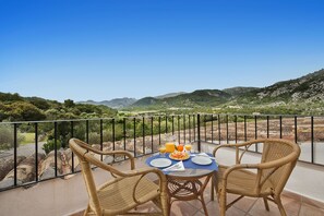 Outdoor dining - Can Guillo (Pollenca)