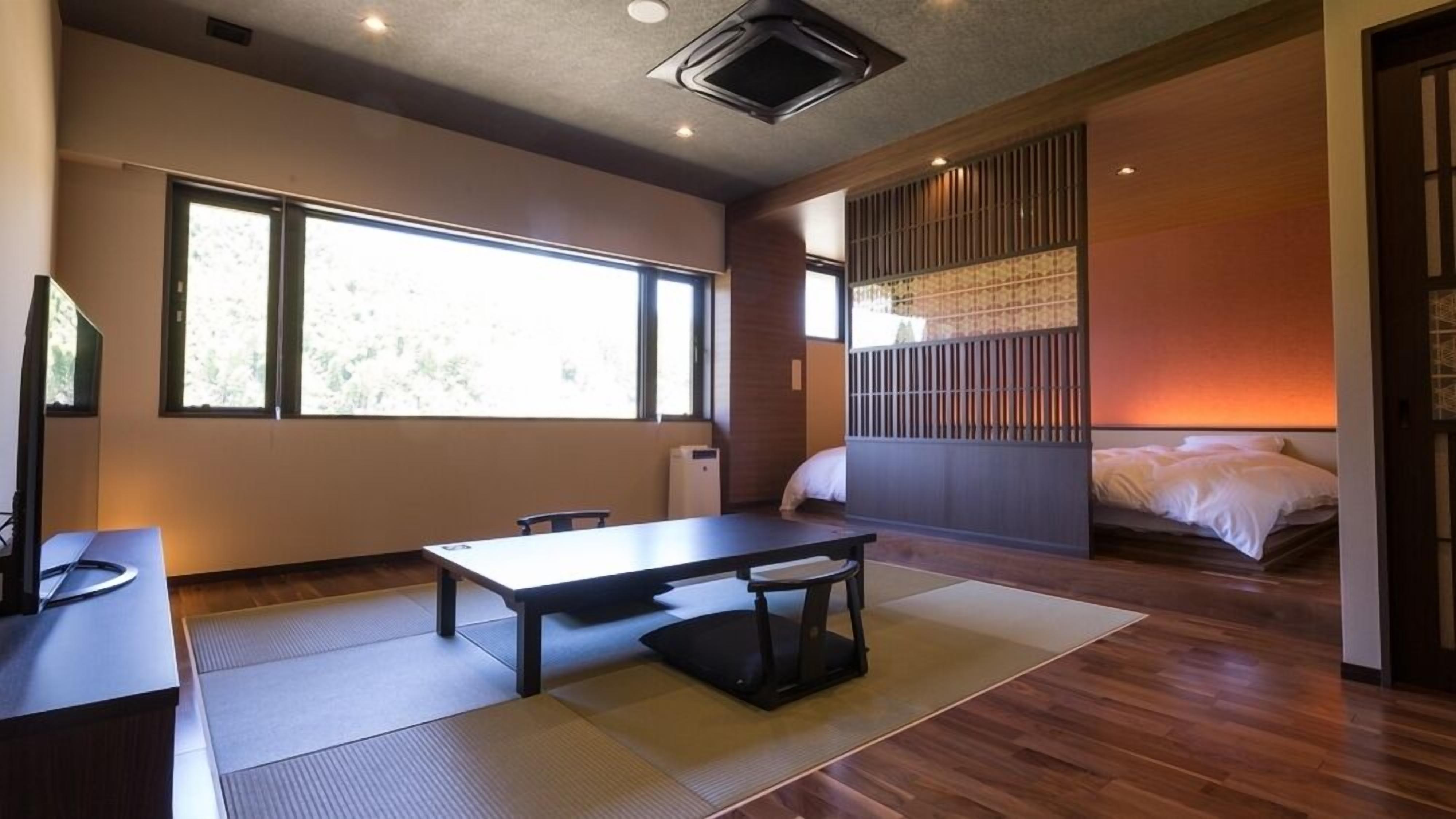 Una habitación con cama, escritorio, silla, ventana y puerta corredera.